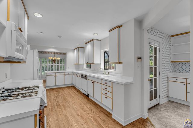 2 SW Westboro PL, Topeka, KS 66604