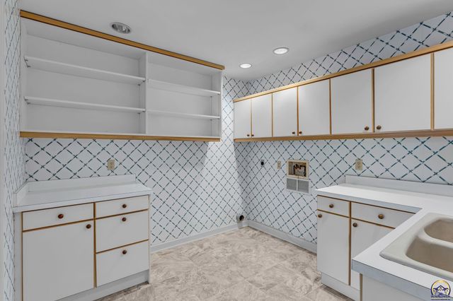 2 SW Westboro PL, Topeka, KS 66604