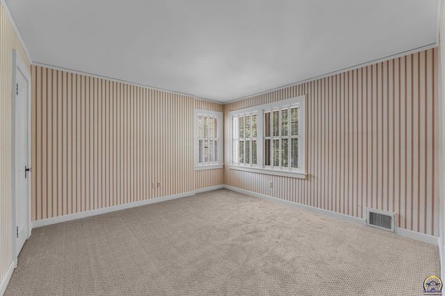 2 SW Westboro PL, Topeka, KS 66604