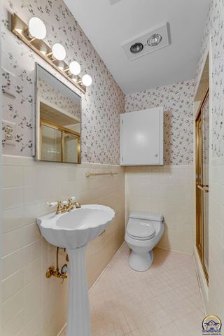 2 SW Westboro PL, Topeka, KS 66604