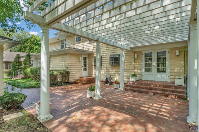 2 SW Westboro PL, Topeka, KS 66604