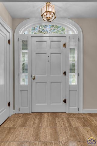 2 SW Westboro PL, Topeka, KS 66604