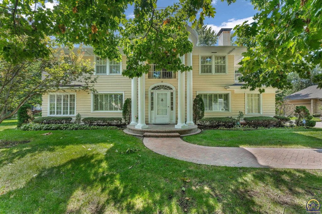 2 SW Westboro PL, Topeka, KS 66604