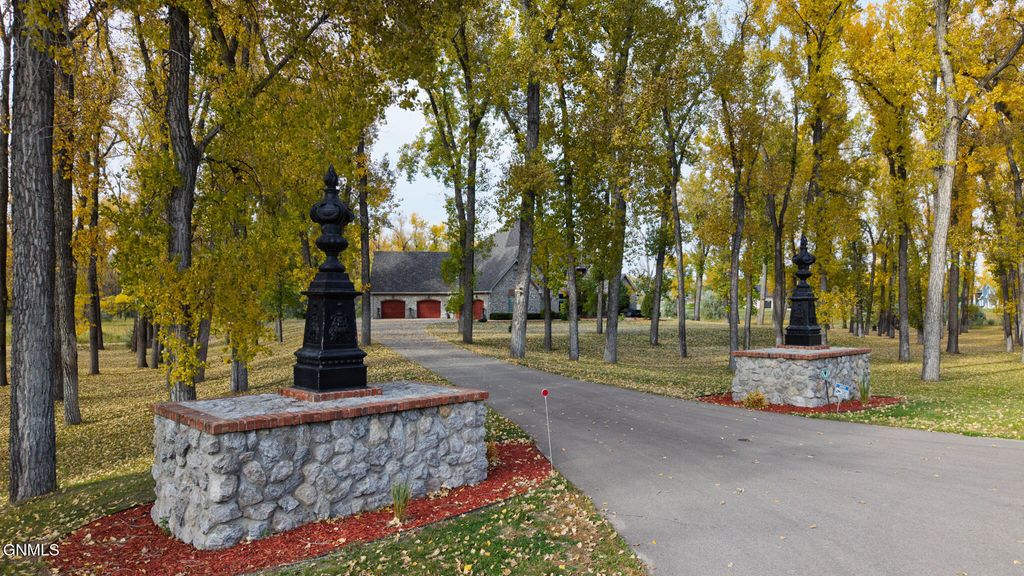 3114 Fontenelle Drive, Bismarck, ND 58504 photo 4
