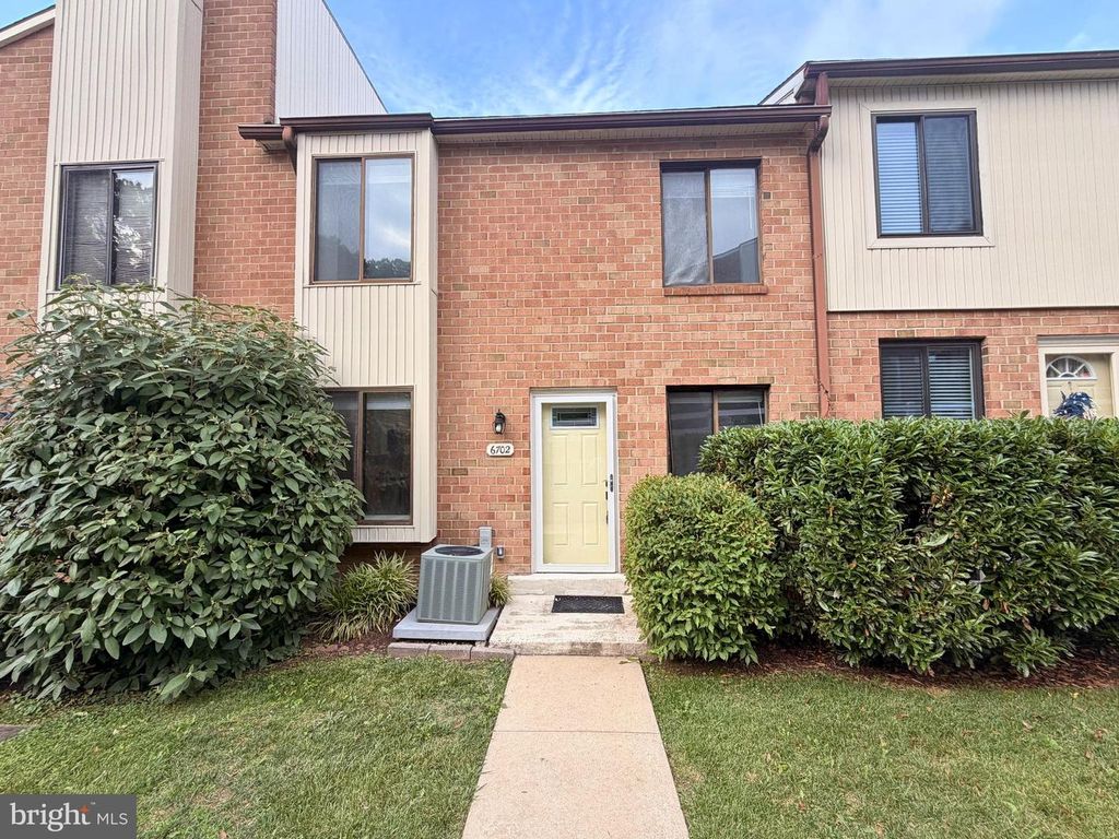 6702 HILLTOP DR, Brookhaven, PA 19015