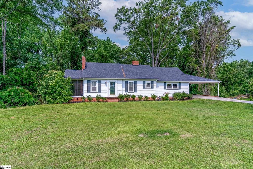 105 Barksdale Circle, Laurens, SC 29360
