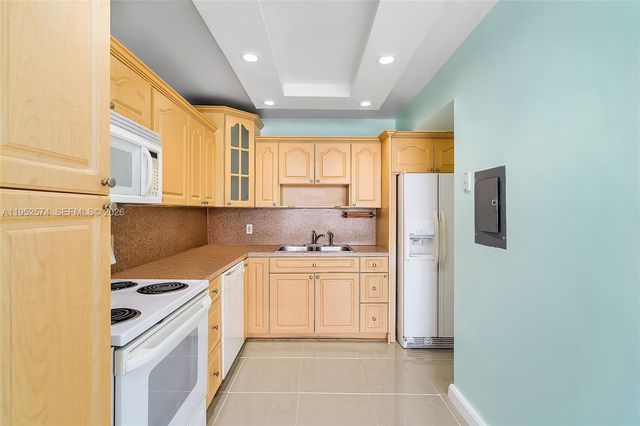 2025 NE 164th St 907, North Miami Beach, FL 33162