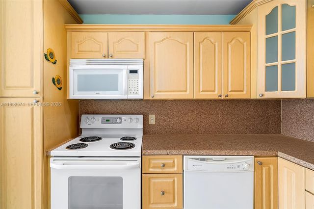 2025 NE 164th St 907, North Miami Beach, FL 33162