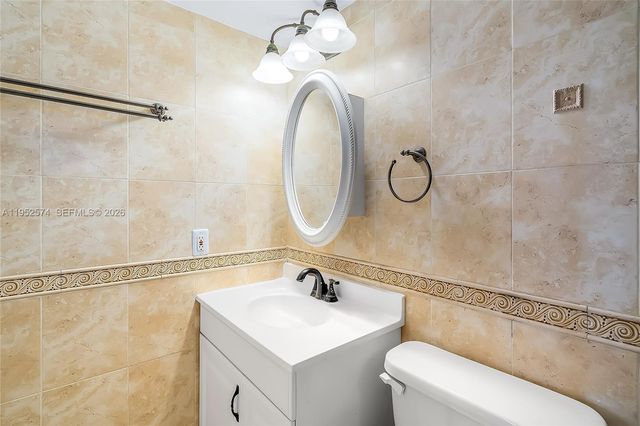 2025 NE 164th St 907, North Miami Beach, FL 33162