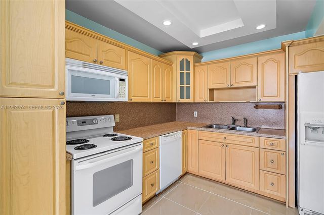 2025 NE 164th St 907, North Miami Beach, FL 33162