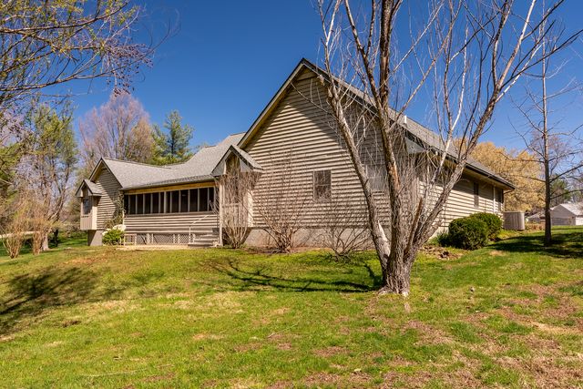 15 Lake Indian Hills Circle, Carbondale, IL 62901