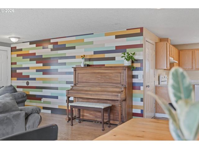 9339 Se MADISON St, Portland, OR 97216