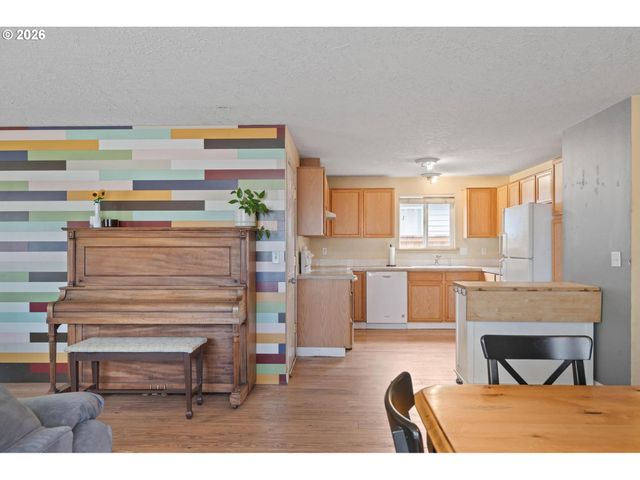 9339 Se MADISON St, Portland, OR 97216