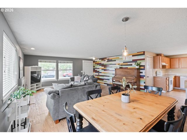 9339 Se MADISON St, Portland, OR 97216