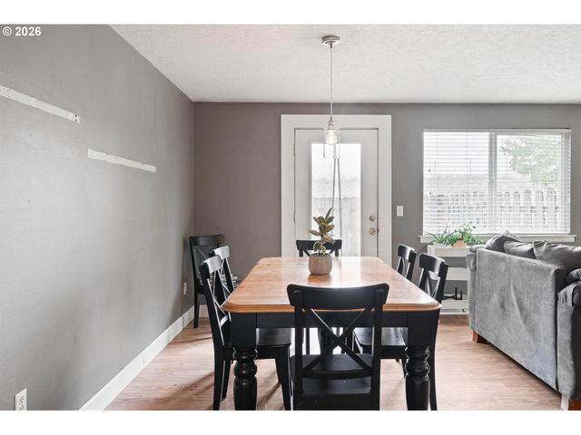 9339 Se MADISON St, Portland, OR 97216