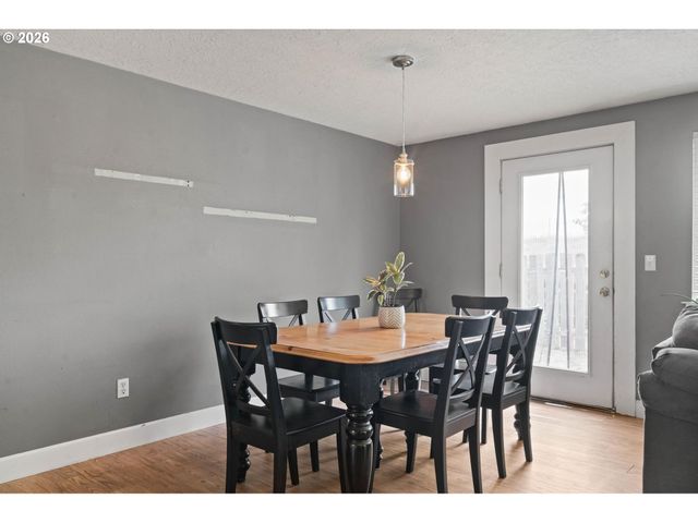 9339 Se MADISON St, Portland, OR 97216