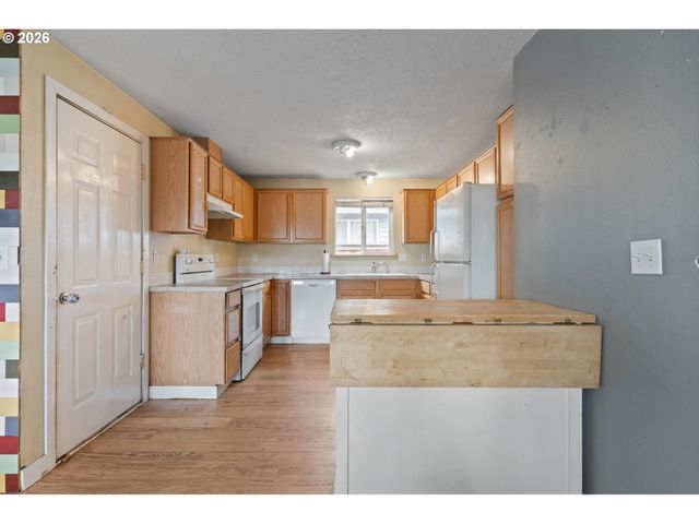 9339 Se MADISON St, Portland, OR 97216