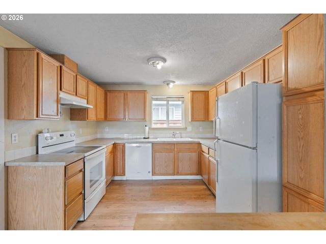 9339 Se MADISON St, Portland, OR 97216