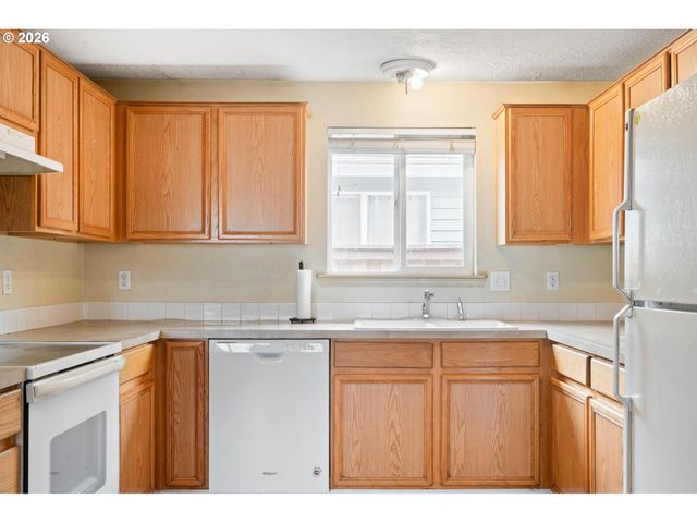 9339 Se MADISON St, Portland, OR 97216