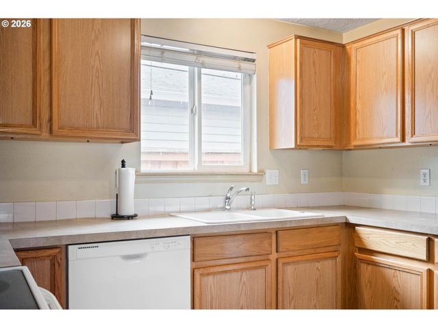9339 Se MADISON St, Portland, OR 97216