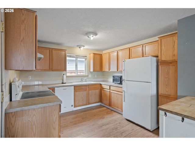 9339 Se MADISON St, Portland, OR 97216