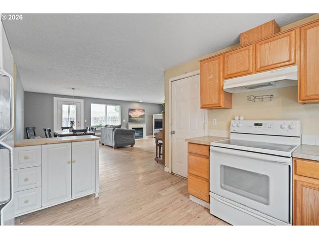 9339 Se MADISON St, Portland, OR 97216
