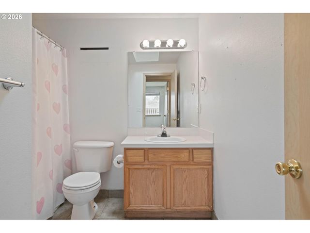 9339 Se MADISON St, Portland, OR 97216