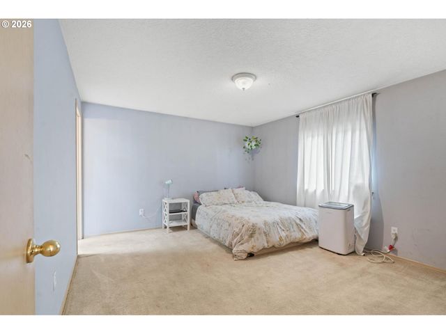 9339 Se MADISON St, Portland, OR 97216