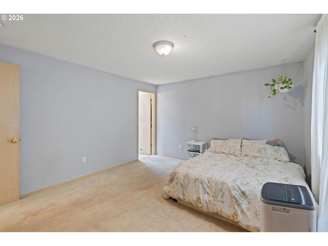 9339 Se MADISON St, Portland, OR 97216