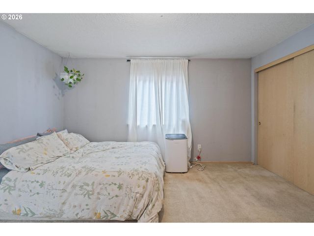 9339 Se MADISON St, Portland, OR 97216