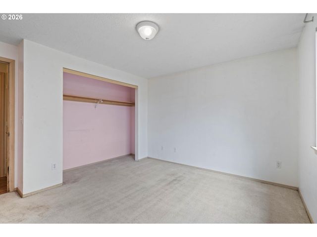 9339 Se MADISON St, Portland, OR 97216