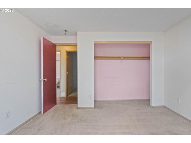9339 Se MADISON St, Portland, OR 97216