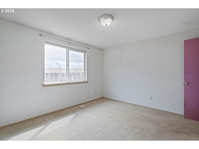 9339 Se MADISON St, Portland, OR 97216