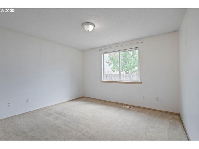9339 Se MADISON St, Portland, OR 97216