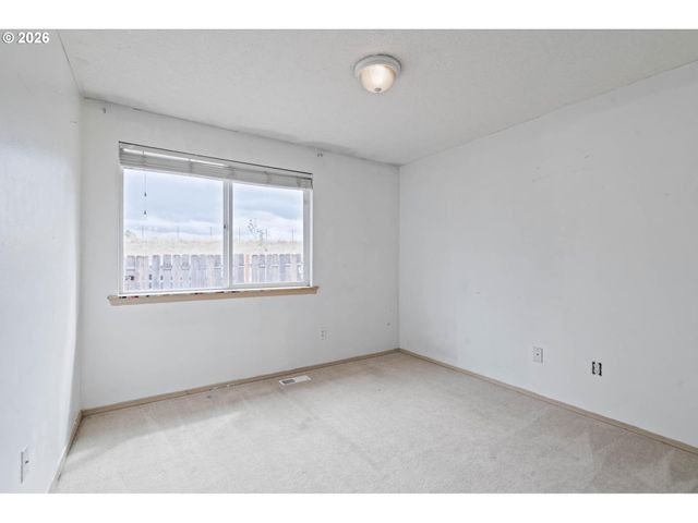 9339 Se MADISON St, Portland, OR 97216