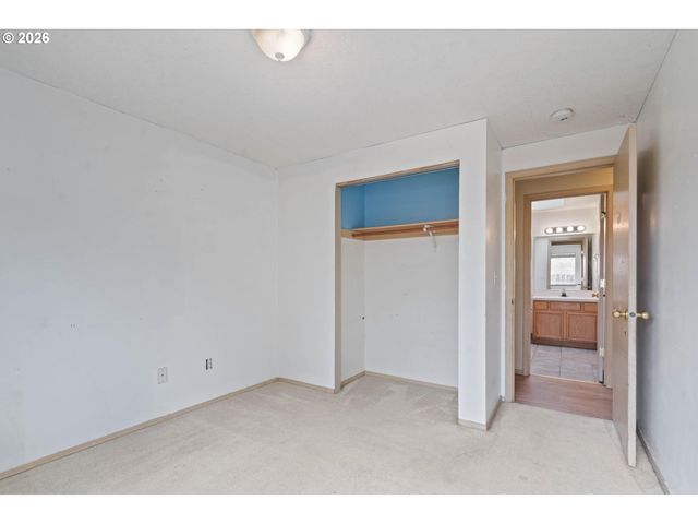 9339 Se MADISON St, Portland, OR 97216