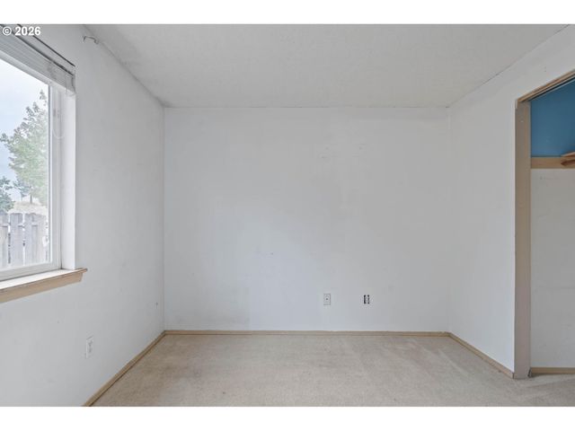 9339 Se MADISON St, Portland, OR 97216