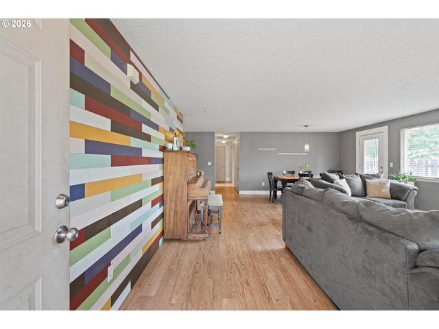 9339 Se MADISON St, Portland, OR 97216