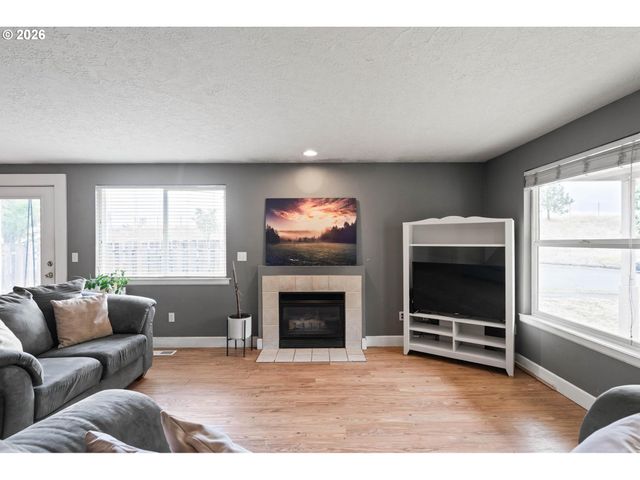 9339 Se MADISON St, Portland, OR 97216