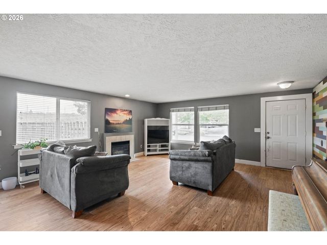 9339 Se MADISON St, Portland, OR 97216