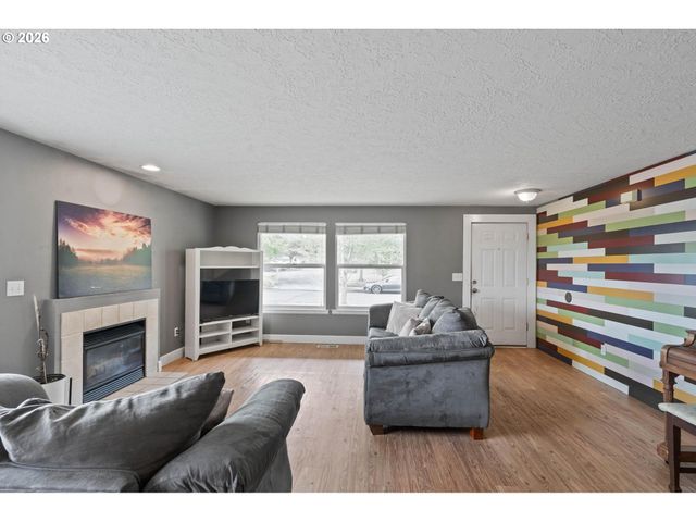 9339 Se MADISON St, Portland, OR 97216