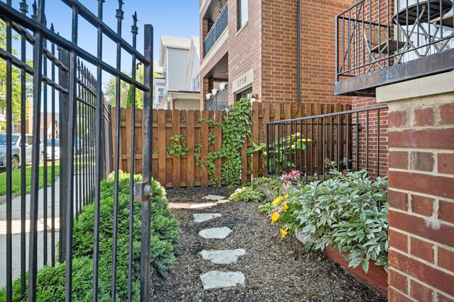 1712 N Albany Avenue 1, Chicago, IL 60647