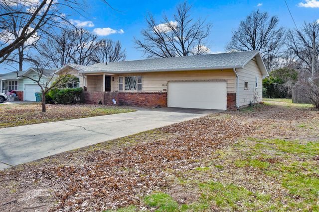 2323 S Hampton Avenue, Springfield, MO 65807