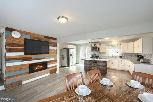 2202 WINDSOR RD, Windsor, PA 17366