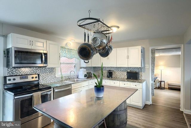 2202 WINDSOR RD, Windsor, PA 17366