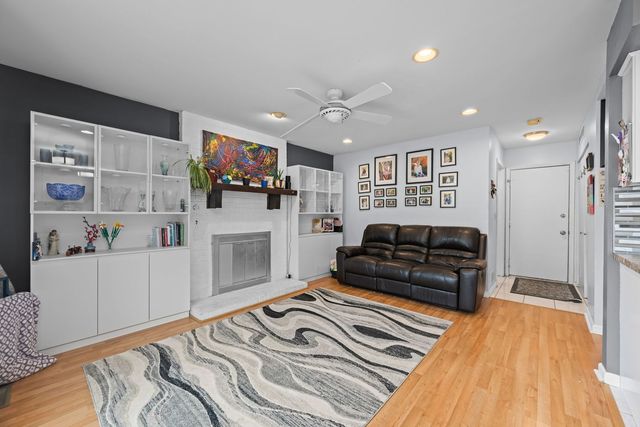 209 Alpine Drive, Vernon Hills, IL 60061