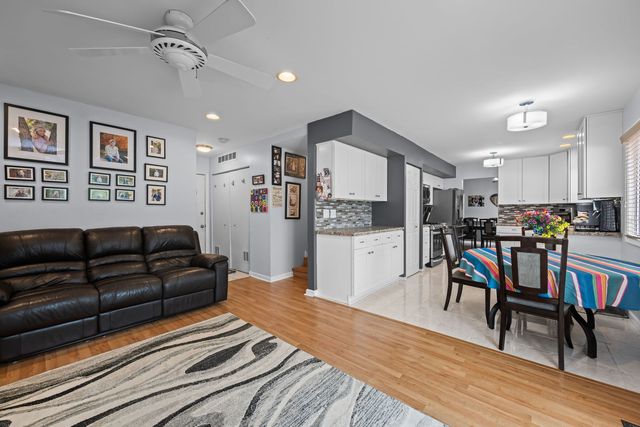 209 Alpine Drive, Vernon Hills, IL 60061