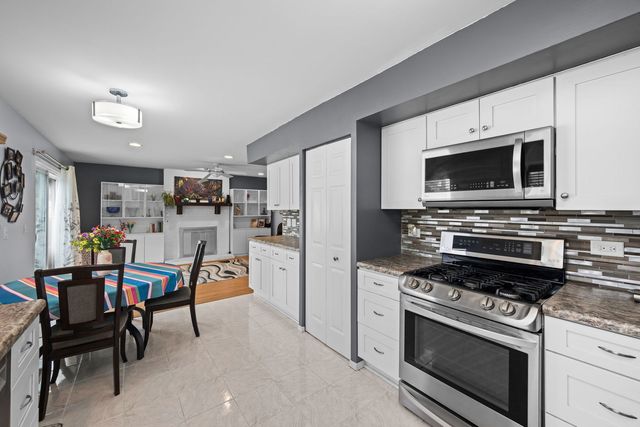 209 Alpine Drive, Vernon Hills, IL 60061