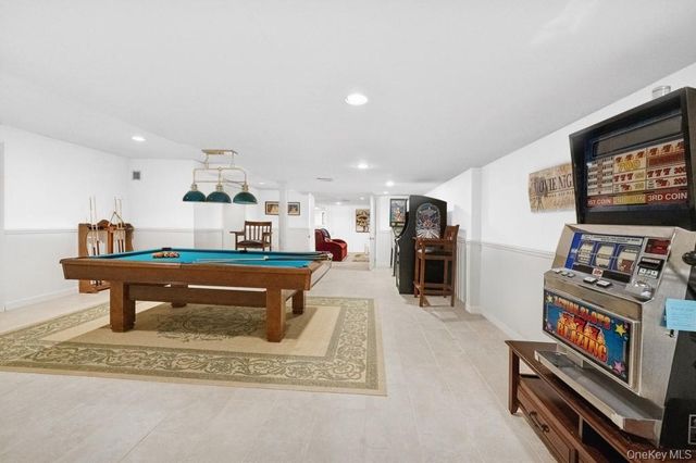 61 Hidden Cove Court, Southampton, NY 11968