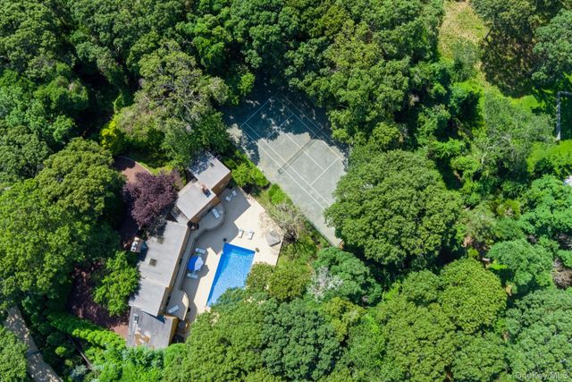 61 Hidden Cove Court, Southampton, NY 11968